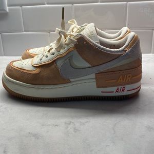 Nike WMNS Air Force 1 Shadow. (sisterhood-cashmere)